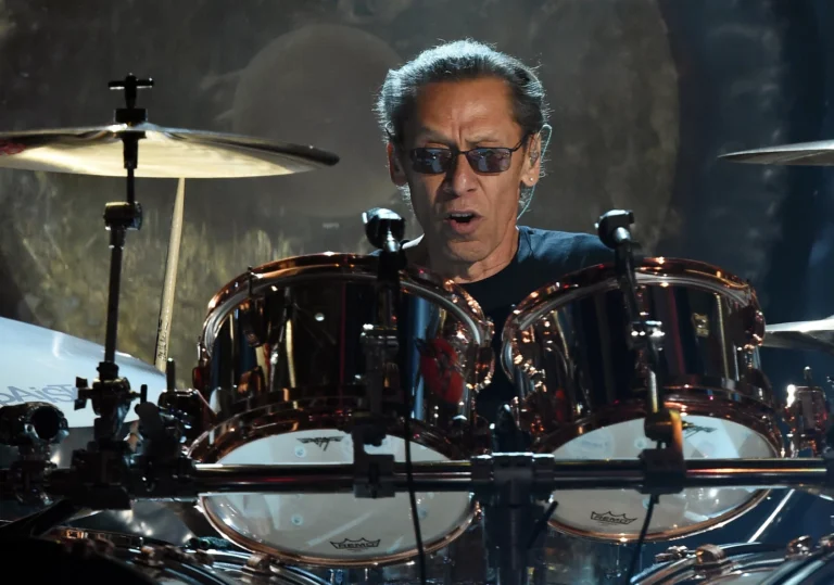 The Real Reason Alex Van Halen Didn’t Want a Tell-All: ‘Throwing Dirt Is Endless’