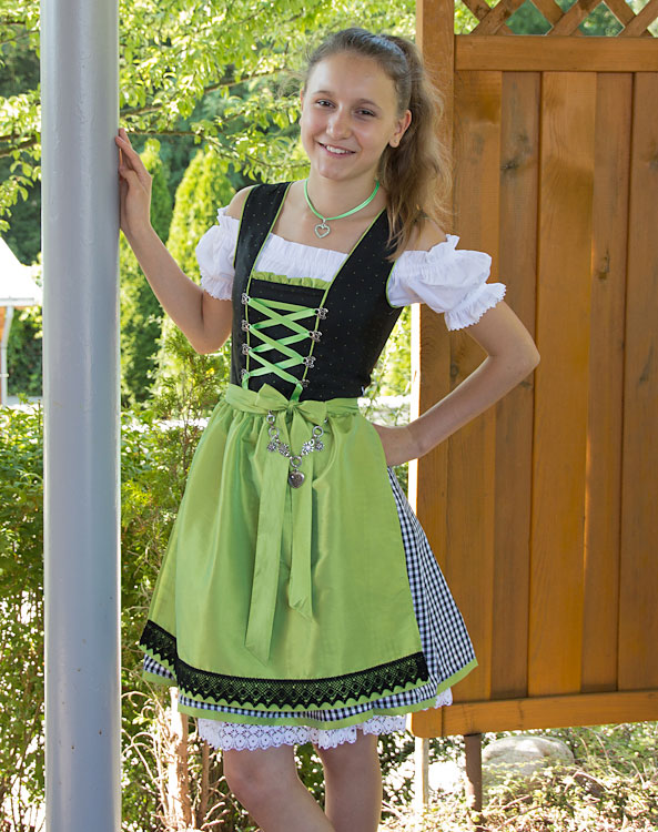 Which Side to Wear Your Dirndl Bow? A Guide